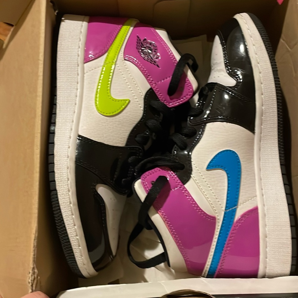 Jordan 1 Mid Cyber Active Fuchsia Size 4